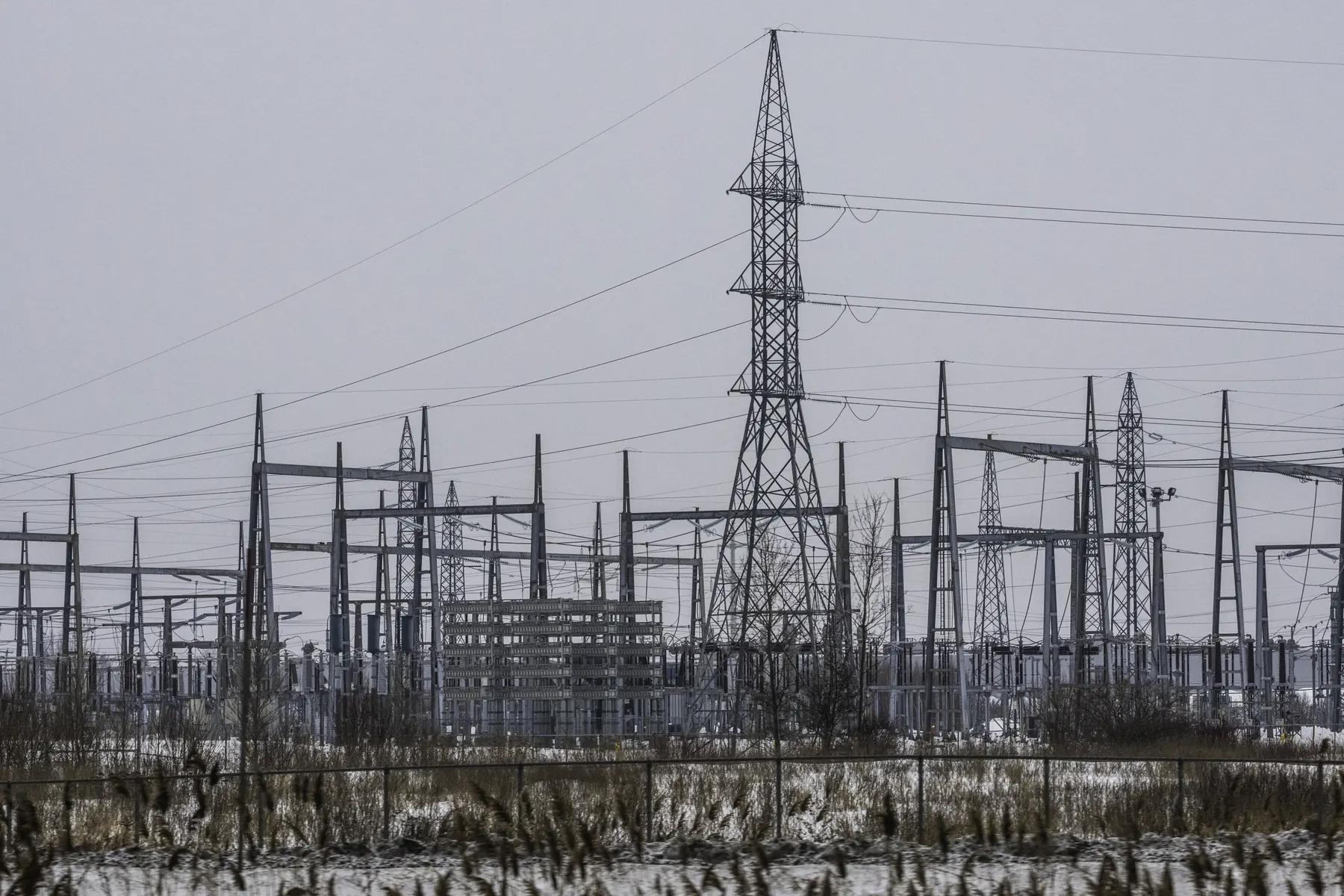 Transmission towers and switchgear at Hydro-Québec's Poste Frontenac substation on a grey winter day